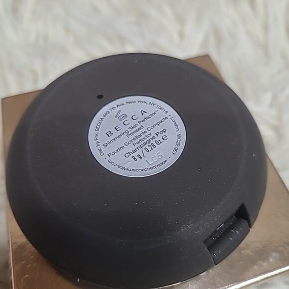Becca Shimmering Skin Perfector Pressed Highlighter - Champagne Pop, 8 g - Picture 6 of 6
